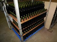 Mal stehend, mal liegend gelagert. Mallorcinischer Wein