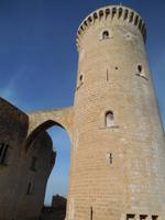 Hoher Turm und interessante Bauform hoch über Palma