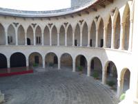 Blick in den Innenraum der Burg über Plama