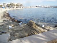 Sandfiguren am Strand nahe Palma