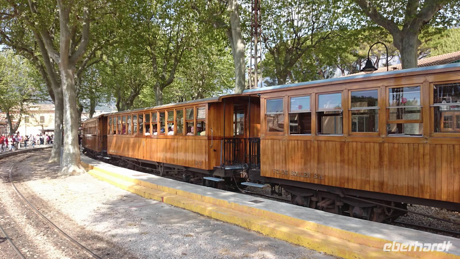 Nicht mehr Straßenbahn. Nun geht es weiter ber Eisenbahn nach Palma