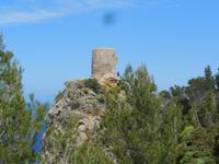 Besuch an einem der alten Wachtürme an der Steilküste Mallorcas