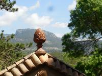 Giebelabschluss, Berge, Wolken und blauer Himmel in und über La Grania