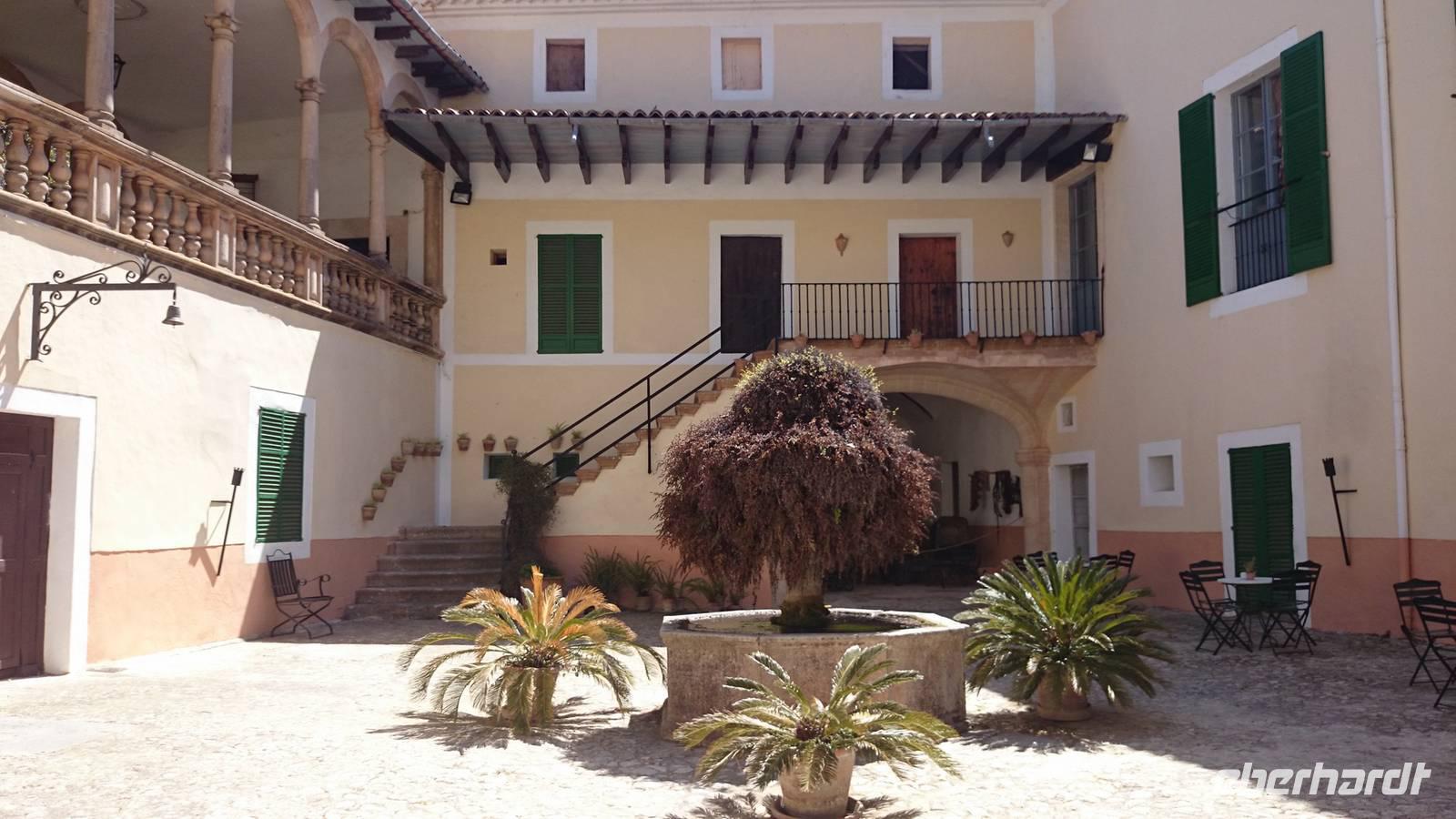 Schön gestalteter Innenhof auf dem Erlebnisgut La Grania