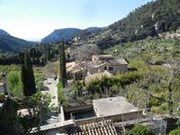 Blick vom Kloster Valldemossa auf Ort und Berge
