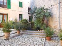 Begrünte Innenhöfe und Plätze in Valldemossa