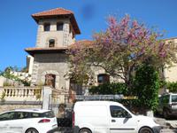 Herrschaftliches Haus und blühender Baum in Valldemossa