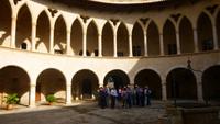 Bögen im Innenhof des Schloss Bellver