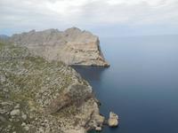 Blaues Meer und schroffe Felsen