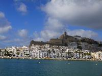 Blick von See auf Altstadt Ibiza