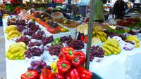 Eine Vielzahl an frischem Obst und Gemüse 