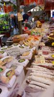 Käse- und Schinkenstand mit kleinen Kostproben