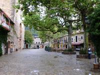 Vor dem Kloster