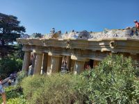 Blick von außen auf die Umrandung des zentralen Platzes im Park Güell
