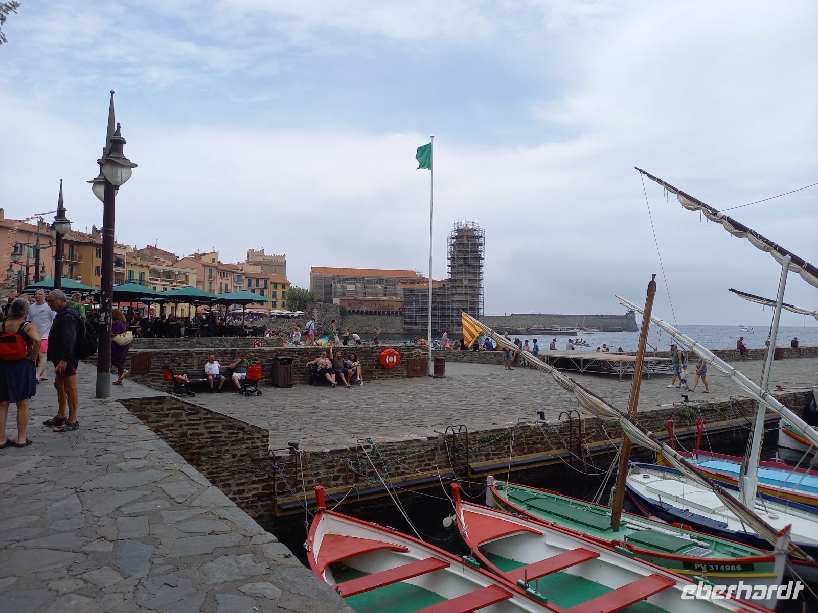 im Zentrum von Collioure (mit leider eigerüstetem Kirch- und Leuchtturm)