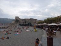 Strand von Collioure mit Festung
