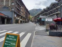 Straße in Soldeu mit unserem Hotel