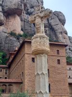 Kreuz-Säule auf dem Zentralen Platz von Montserrat