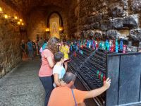 Kerzenopfer auf dem Weg aus der Klosterkirche