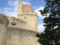 Die mächtigen Außenmauern von Carcassonne