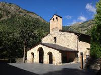 Historische Kirche hinter dem neuerrichteten Nationalheiligtum