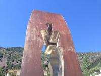 440Skulptur vor der Casa de la Vall