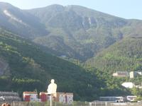 Blick auf einen der sieben  Generalrätesklupturen in Andorra della vella 