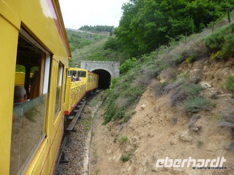 Einfahrt in einen der Tunnell mit dem gelben Zug 