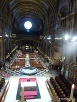 Blick der Madonna in Kirchenraum