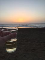 Mit Wein beenden wir den Tag am Strand 