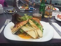 Mittagessen im Süden La Palmas - leckerer Salat mit Ziegenkäse 