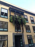 Holzbalkone zieren die Straßen von Santa Cruz