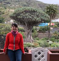 Ihre Reiseleitung Sabine vor dem 1000jährigen Drachenbaum