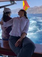 Reisebegleitung Sabine Seifert auf Du und Du mit der Galionsfigur 