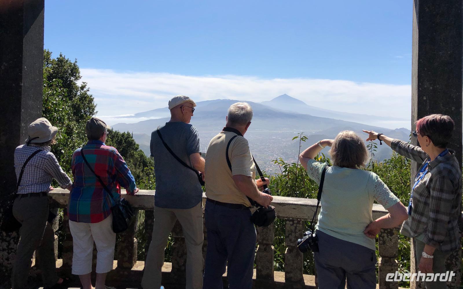 Reiseleiterin Gisela Merckl und die Eberhardt Reisegruppe - Blick auf den Vulkan Teide