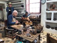 Unser lokaler Reiseleiter für La Palma Rudi erklärt alte Keramik-Techniken 