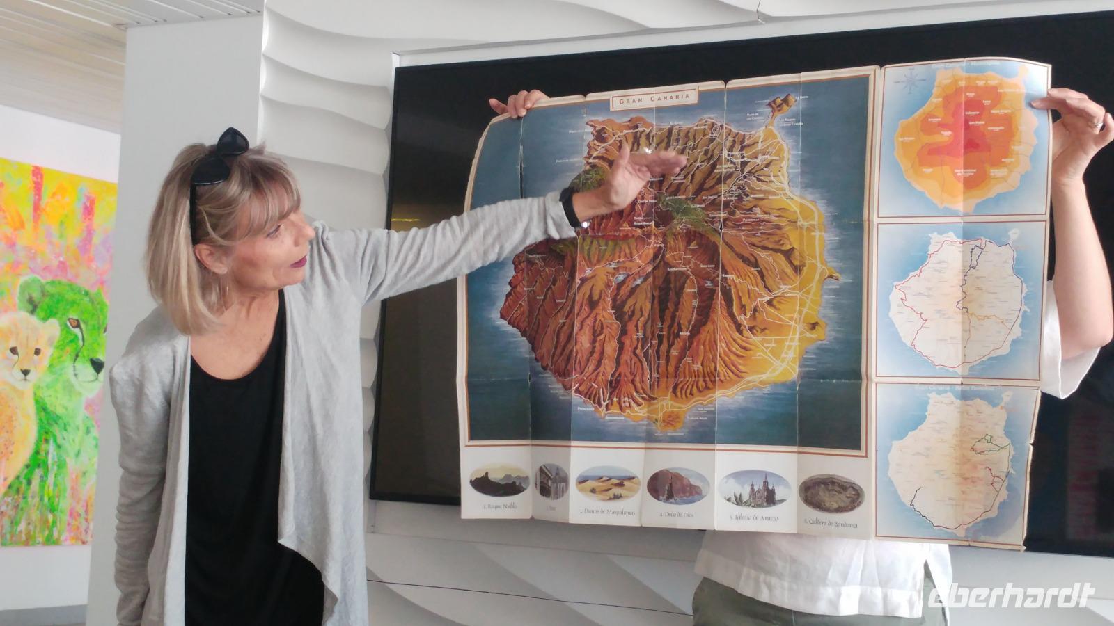 Unsere Vorort-Reiseleiterin und Expertin für Gran Canaria bei einem Vortrag über 