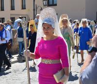 Alte Kopftracht von jungen Frauen getragen