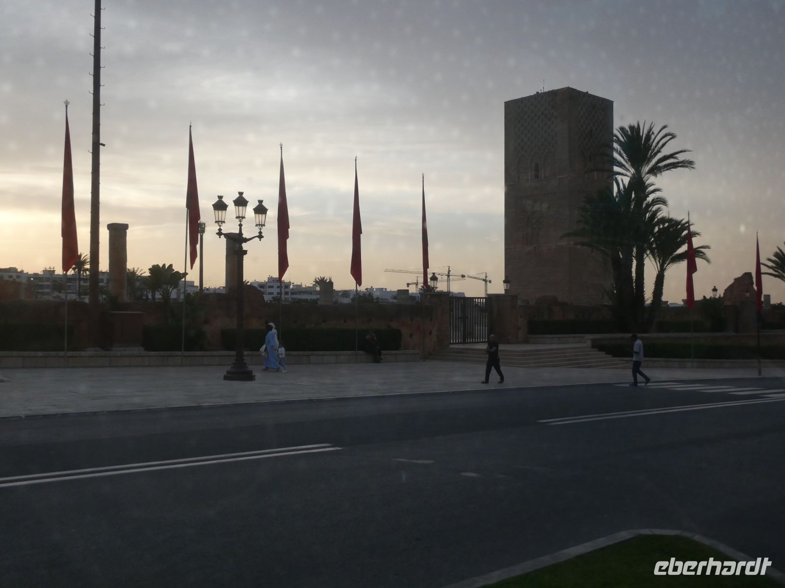 Hassanturm im Gegenlicht