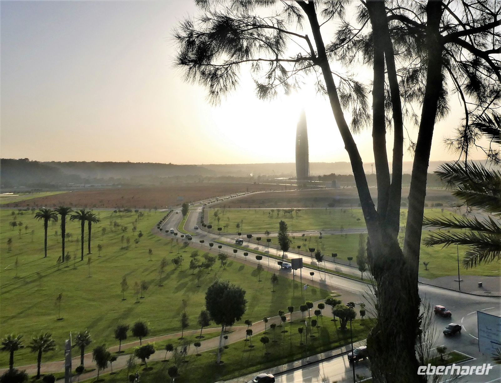 in der Ferne der neue Turm Mohammed VI.