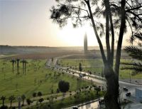 in der Ferne der neue Turm Mohammed VI.