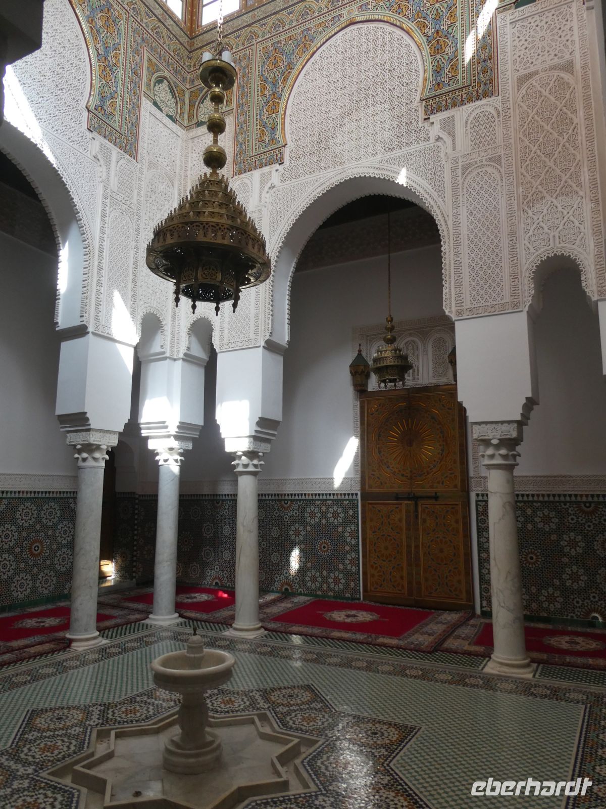 zellige - Gipsstuck und Holzdecke