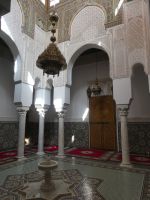 zellige - Gipsstuck und Holzdecke