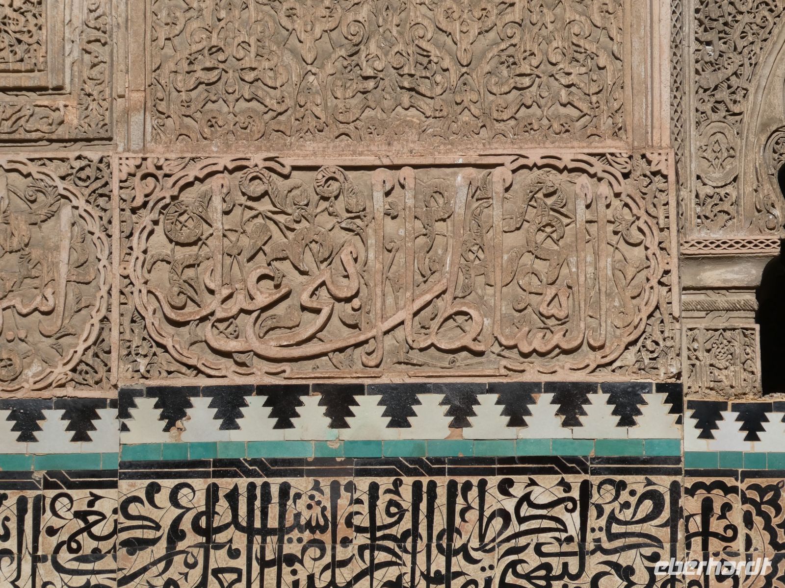 Kalligrafie kunstvoll gemeißelt