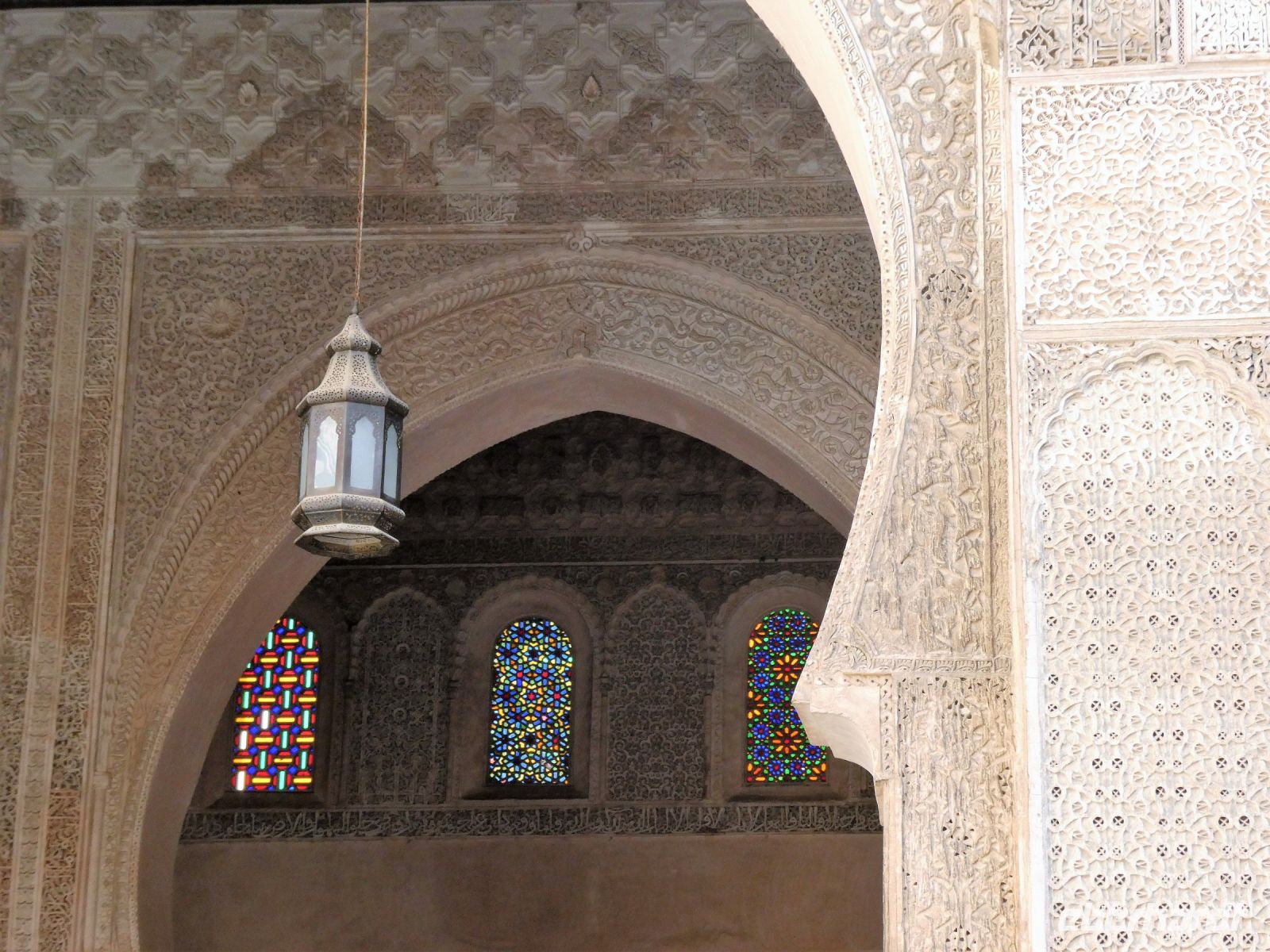 bunte Glasfenster in der Koranhochschule