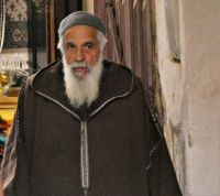 Mann mit Winterdjellaba