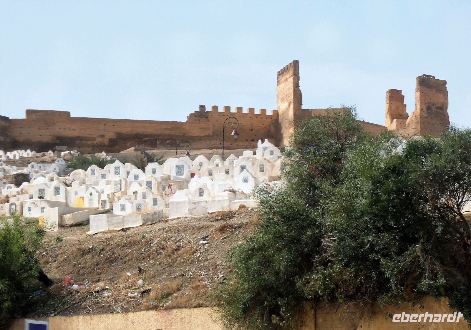 ein Friedhof am Rande von Fes