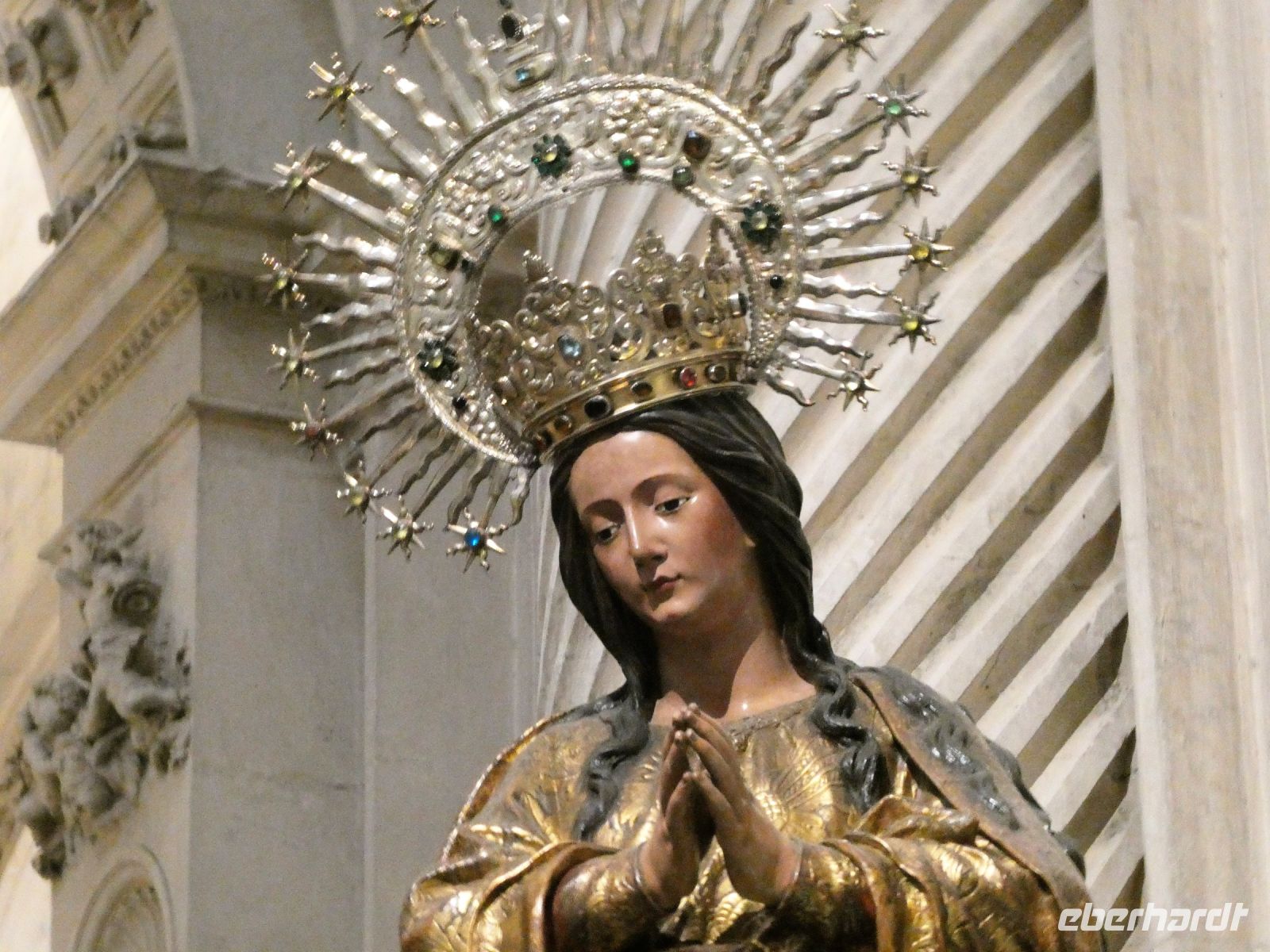 die Heilige Jungfrau darf nicht fehlen