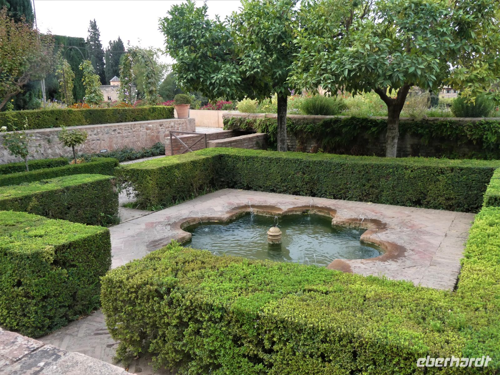 gepflegte Hecken und Springbrunnen