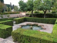 gepflegte Hecken und Springbrunnen